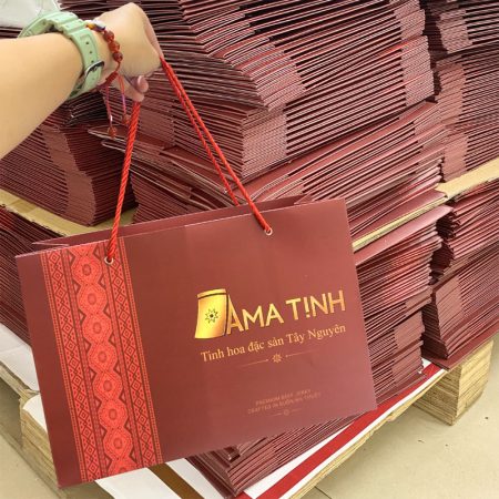 Chất liệu giấy là yếu tố quan trọng quyết định độ bền, vẻ đẹp và cảm giác cầm nắm của túi.
