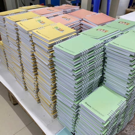 Giá in sổ tay lò xo A6 phụ thuộc vào số lượng đặt in, số trang, chất liệu giấy, loại bìa và yêu cầu gia công.